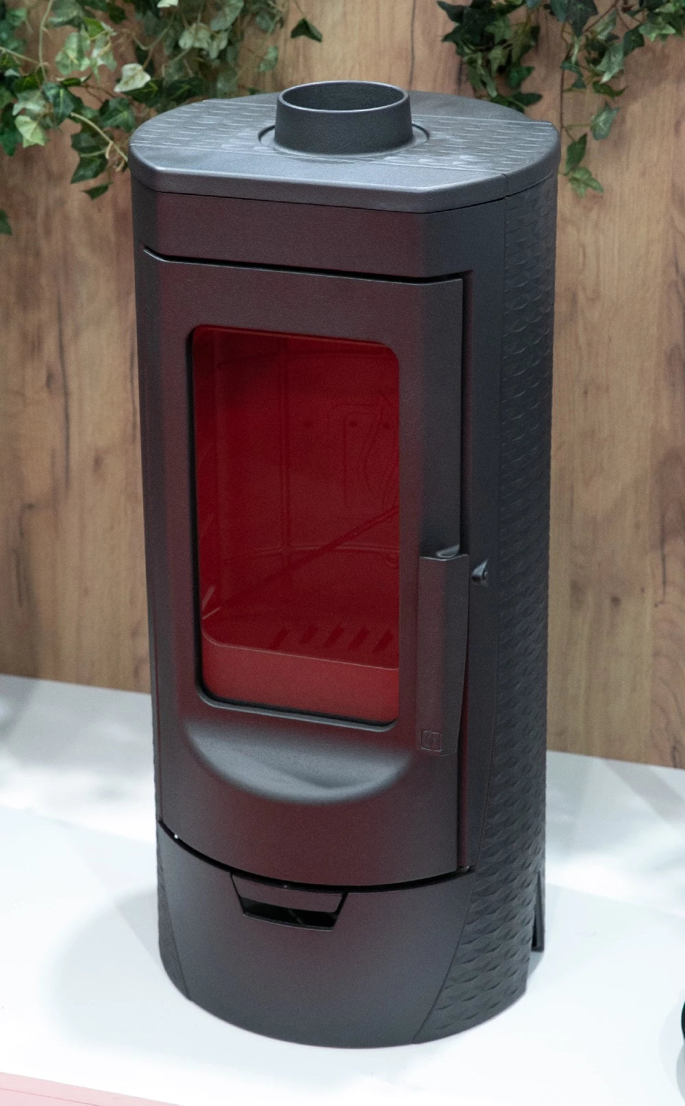 Semineu din fonta de designer Plamen Tara – independent de aerul din incapere