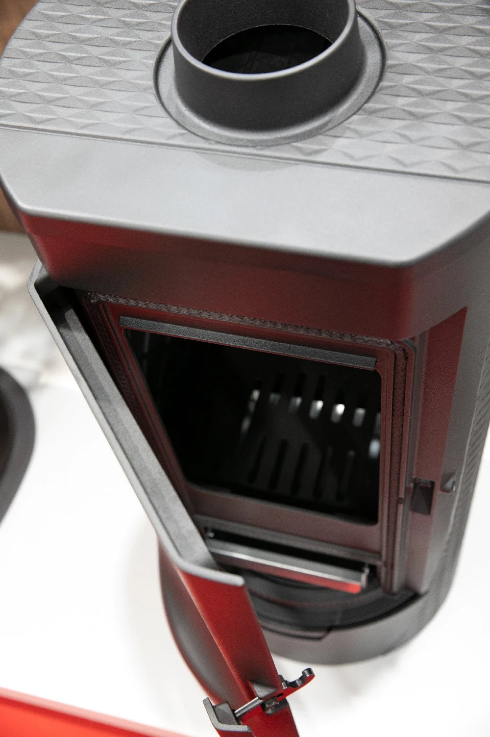 Semineu din fonta de designer Plamen Tara – independent de aerul din incapere